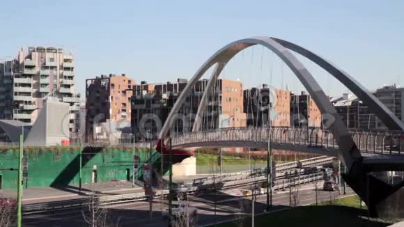 城市街道与现代吊桥视频的预览图