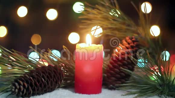 圣诞蜡烛燃烧在松树附近视频的预览图