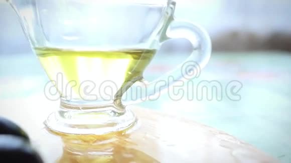 特级初榨健康橄榄油的慢速运动视频的预览图