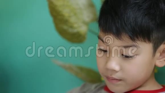 小亚裔男孩在家吃零食视频的预览图