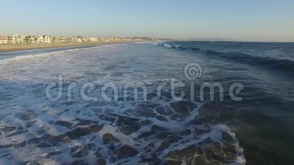 海浪撞击日落时加利福尼亚玛丽娜德尔雷伊视频的预览图