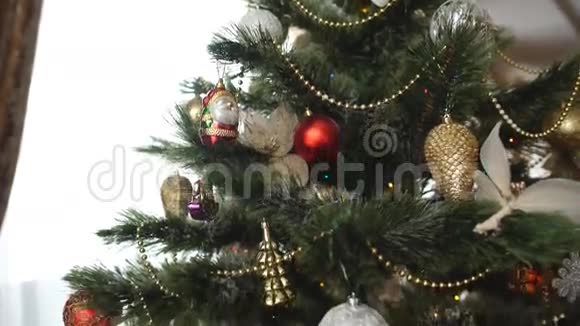 美丽的圣诞树玩具新年快乐视频的预览图