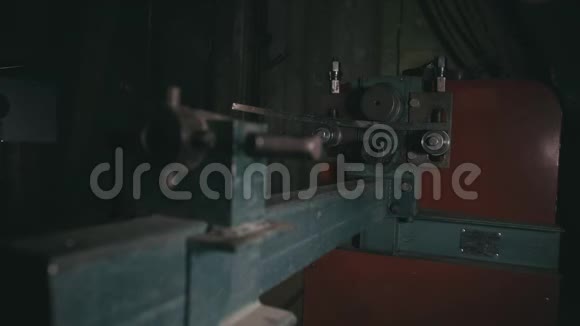 锻造车间在桌子上工人在锻铁圆弯机上弯曲金属杆a制造视频的预览图