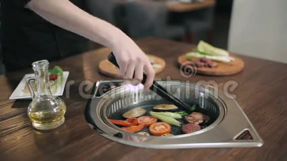 厨房烤架上的蔬菜和肉视频的预览图