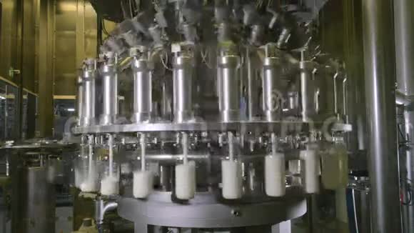 牛奶倒在食品厂的塑料瓶里视频的预览图