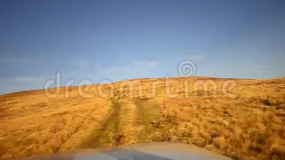 越野行驶穿过马其顿山脉视频的预览图