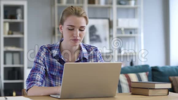 在笔记本电脑上工作的时候想让女人休克视频的预览图