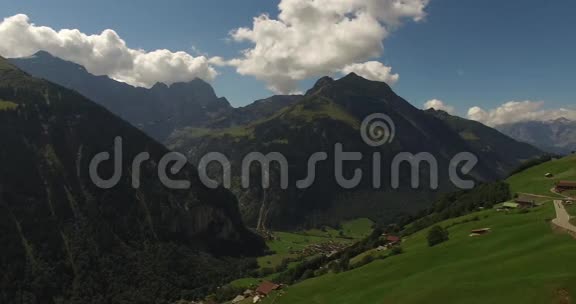 美丽的山景高山路瑞士视频的预览图