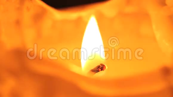 一支燃烧的蜡烛视频的预览图