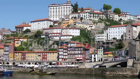 葡萄牙阳光明媚的波尔图老城区视频的预览图