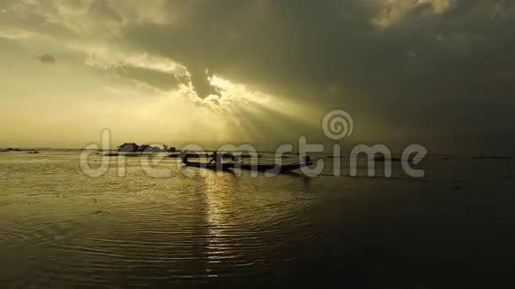 日落垂钓英乐湖视频的预览图