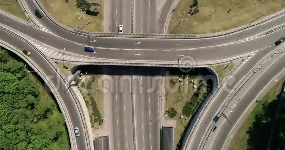 基辅涡轮公路立交的鸟瞰图夏天的城市景观视频的预览图