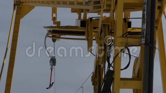 滑雪升降机上的黄轮在工作和旋转视频的预览图
