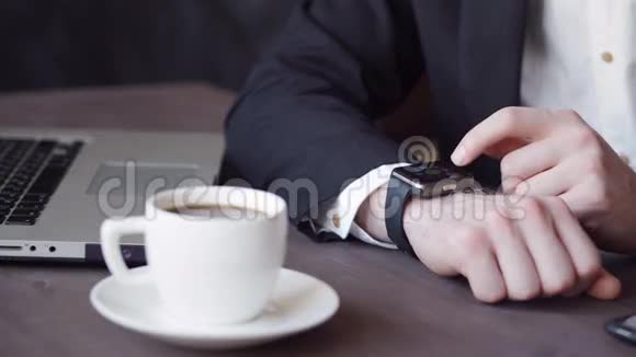 商人使用智能手表和电话智能手表概念视频的预览图