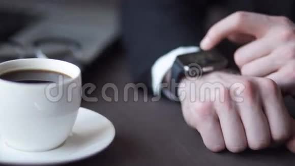 商人使用智能手表和电话智能手表概念视频的预览图