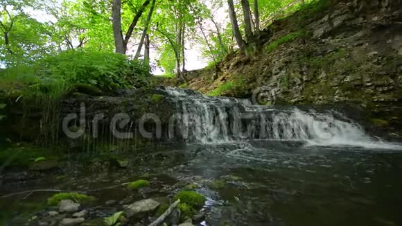 瀑布瀑布瀑布在河上的滑动镜头夏日风景视频的预览图