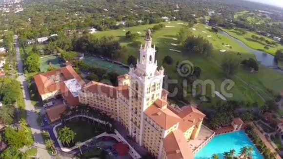 迈阿密比尔特莫尔酒店的空中镜头视频的预览图
