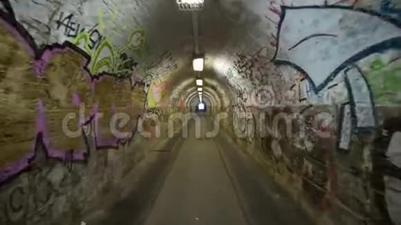 城市地下隧道与滑翔伞视频的预览图