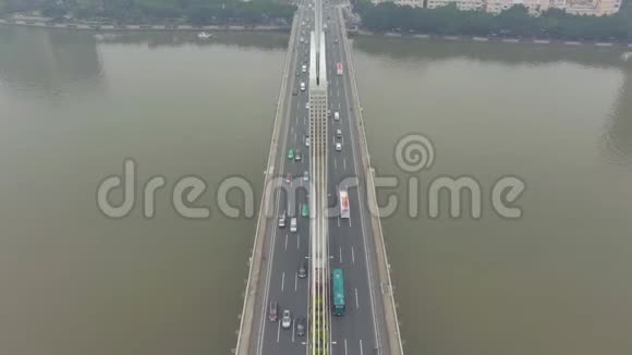 广州大桥汽车交通和城市景观中国广东鸟瞰图视频的预览图