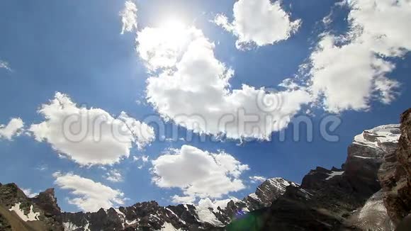 群山中的云塔日基斯坦时间流逝视频的预览图
