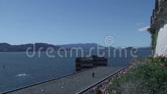 站在恶魔岛看旧金山的风景视频的预览图