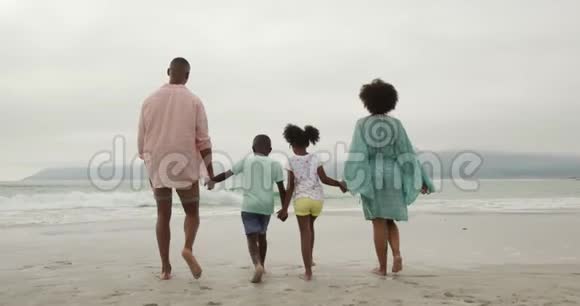 在海边享受自由时光的家庭视频的预览图
