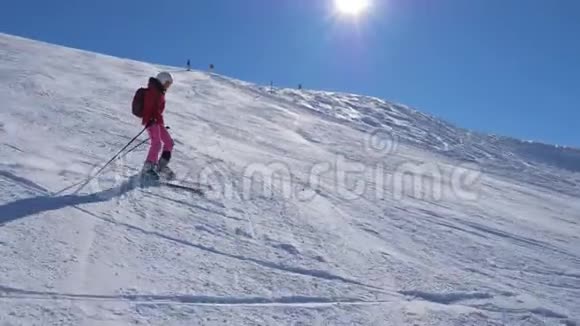 滑雪者滑下山坡上的滑雪板翻雪雾视频的预览图