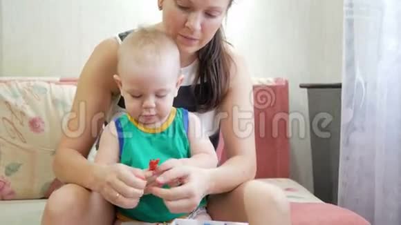 漂亮的小男孩和他的母亲在家里雕刻粘土一起玩和制作动物雕像儿童视频的预览图