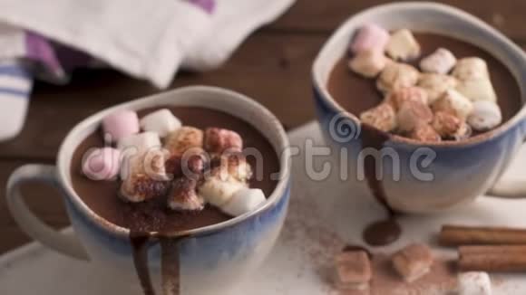热巧克力饮料和棉花糖视频的预览图