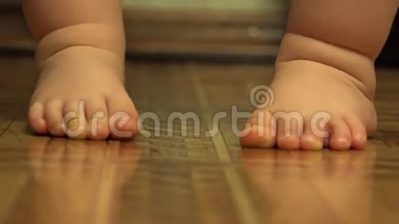 新生婴儿甜脚特写镜头4K超高清超高清视频的预览图