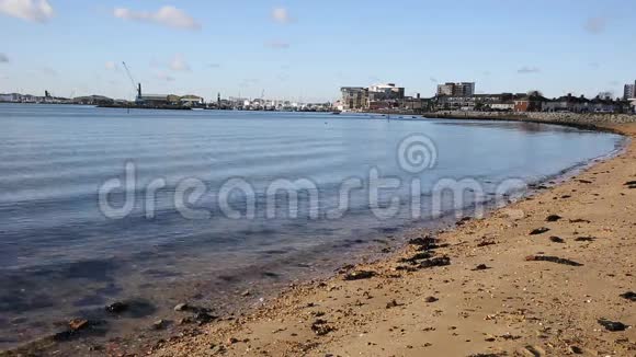 朝普尔港和码头眺望英国多塞特海岸视频的预览图