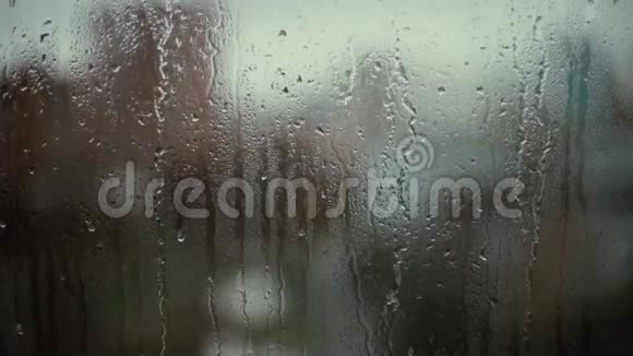 玻璃背景下的雨滴视频的预览图