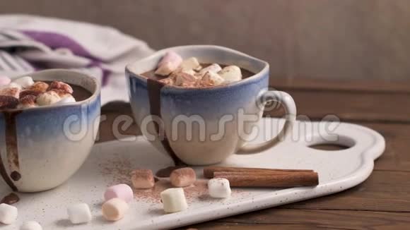 热巧克力饮料和棉花糖视频的预览图