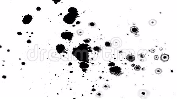 许多墨水滴在湿纸上视频的预览图