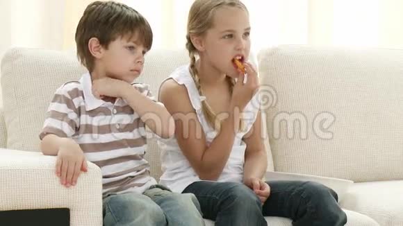 沙发上吃饭和看电视的儿童视频的预览图