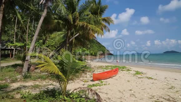 美丽的热带海滩上的红色独木舟视频的预览图