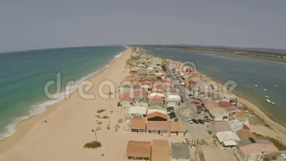 法罗海滩的空中镜头阿尔加维视频的预览图