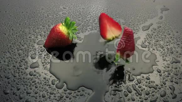 草莓果实落在潮湿的地方视频的预览图