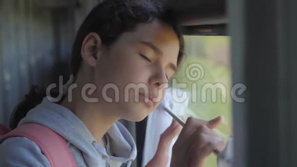 悲伤的女孩望着火车窗外旅游运输铁路生活方式概念少女错过了在一个视频的预览图