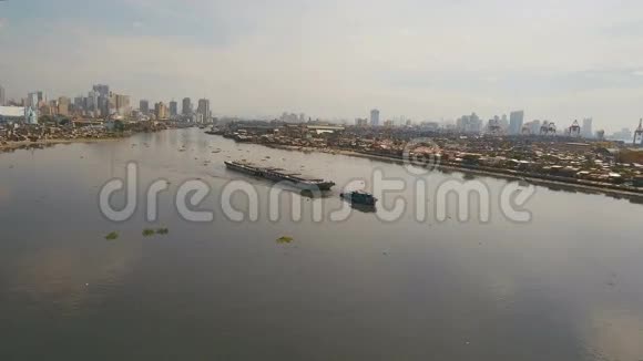 空中观景拖船和海上驳船菲律宾马尼拉视频的预览图