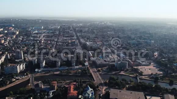 从空中俯瞰城市与河流视频的预览图