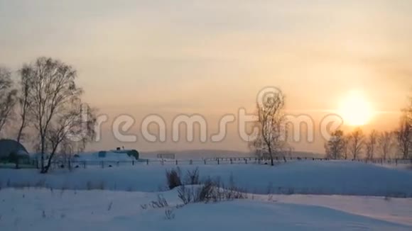 在雪坡上日落冬季雪景视频的预览图