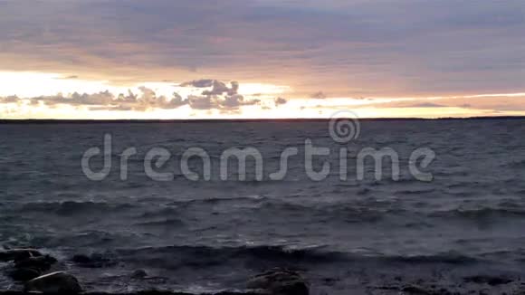 日落时宁静的大海视频的预览图