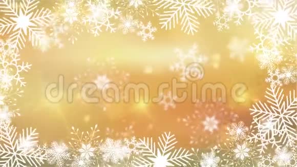 美丽的雪花旋转在金色背景镜头耀斑上视频的预览图
