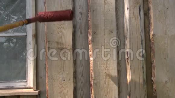 油漆滚轴漆木屋墙面视频的预览图
