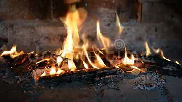 壁炉里烧木头视频的预览图