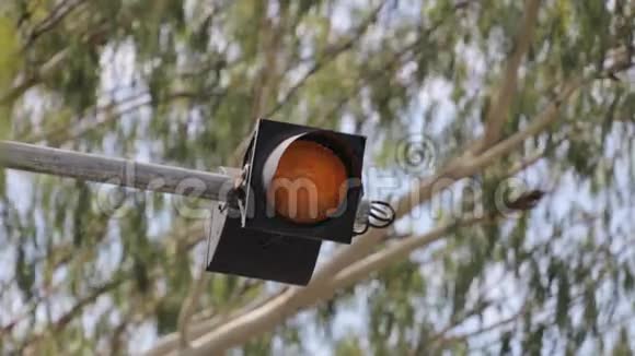 泰国小路口的橙色灯光视频的预览图
