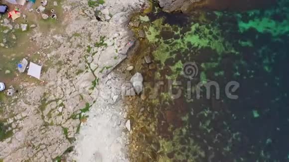 空中追踪无人机射击天堂海滩绿松石水和绿色丛林视频的预览图