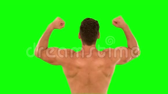 肌肉男欢呼跳跃视频的预览图