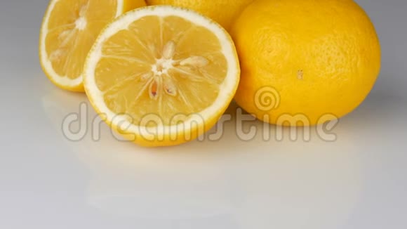 白色背景下成熟的新鲜多汁黄柠檬视频的预览图